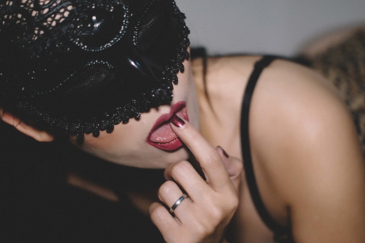 Undeniable Signs She Wants to Sleep With You